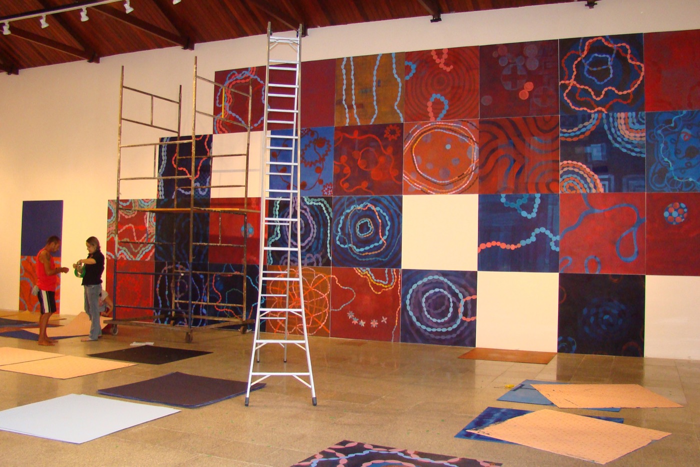 Processo de montagem de instalação expositiva